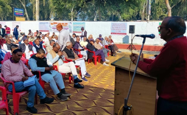 समारोह को संबोधित करते हुए पूर्व मण्डल आयुक्त अशोक कुमार गर्ग व उपस्थित किसान व उपभोक्ता।