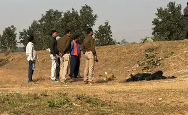झाड़ियों के पास मिली युवती की लाश के पास पहुंची पुलिस टीम झाड़ियों के पास मिली युवती की लाश के पास पहुंची पुलिस टीम