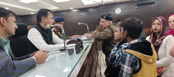 समाधान शिविर में समस्याओं का समाधान करते उपायुक्त वीरेंद्र कुमार दहिया