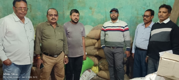 कार्रवाई करते हुए प्रशासनिक अधिकारी।