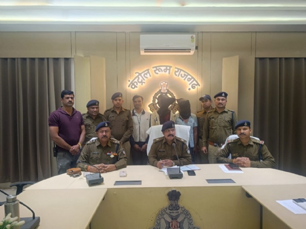 तीन सदस्य गिरफ्तार, सोने की मुरकी बरामद