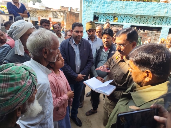 घटना के बाद परिजनों से पूछताछ करती पुलिस
