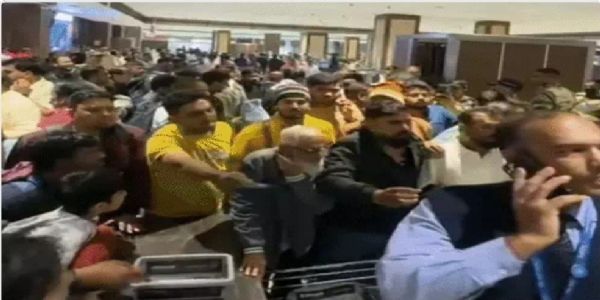अहमदाबाद एयरपोर्ट पर भीड़
