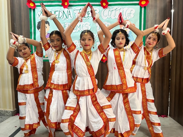 संवेदना द किड्स कॉटेज मुरादाबाद में सोमवार को म्यूजिक अकेडमी सम्मान समारोह मे प्रस्तुति देते बच्चे।