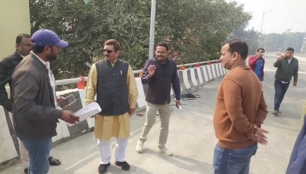 सेतु निगम के अधिकारियों के साथ विधायक डॉ नीलकंठ तिवारी