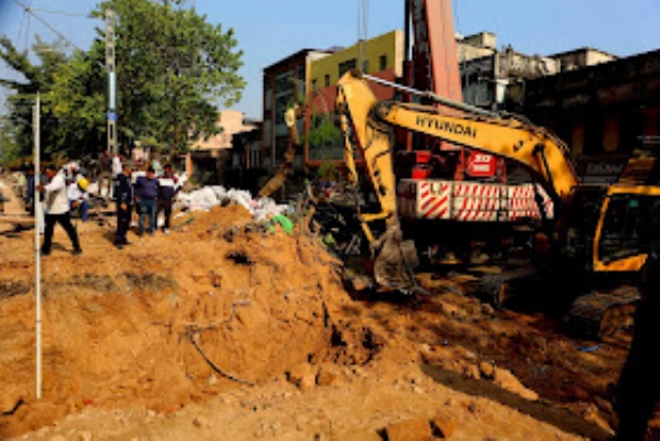 रेलवे ब्रिज पर चल रहा काम