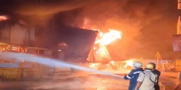 दादरा और नगर हवेली के दादरा गांव में प्लास्टिक कंपनी में भीषण आग दादरा और नगर हवेली के दादरा गांव में प्लास्टिक कंपनी में भीषण आग