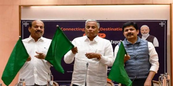 रेल राज्य मंत्री वी. सोमन्ना मंगलवार को रेल भवन से वीडियो कॉन्फ्रेंसिंग के माध्यम से ट्रेन को हरी झंडी दिखाते हुए रेल राज्य मंत्री वी. सोमन्ना मंगलवार को रेल भवन से वीडियो कॉन्फ्रेंसिंग के माध्यम से ट्रेन को हरी झंडी दिखाते हुए