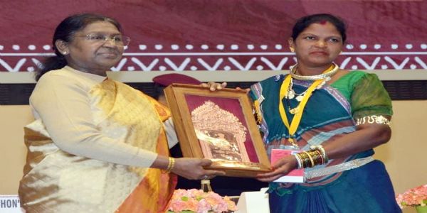 राष्ट्रपति मुर्मु हीराबाई झरेका बघेल काे राष्ट्रीय हस्तशिल्प पुरस्कार से सम्मानित करती हुई राष्ट्रपति मुर्मु हीराबाई झरेका बघेल काे राष्ट्रीय हस्तशिल्प पुरस्कार से सम्मानित करती हुई