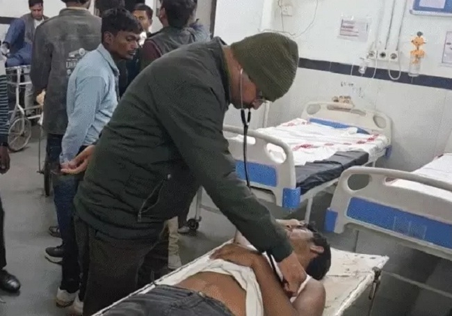 अस्पताल में उपचाररत कर्मचारी अस्पताल में उपचाररत कर्मचारी