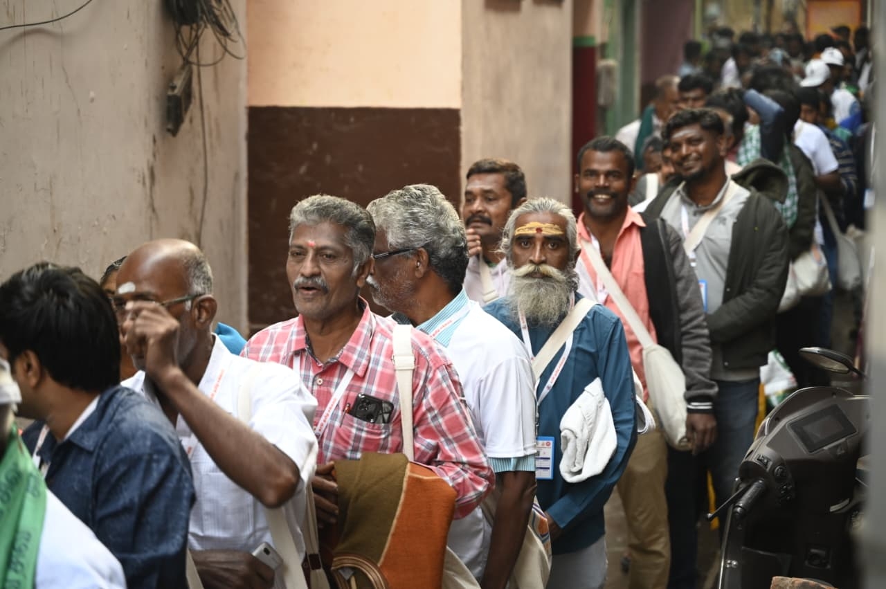 हनुमानघाट पर तमिल कृषि विशेषज्ञ हनुमानघाट पर तमिल कृषि विशेषज्ञ