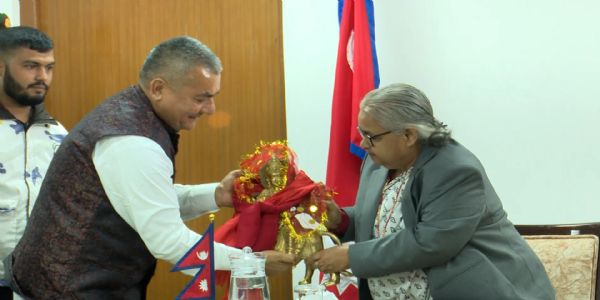 प्रधानमंत्री सुशीला कार्की से मुलाकात कर दुर्गा प्रतिमा भेंट करते हुए दुर्गा प्रसाई प्रधानमंत्री सुशीला कार्की से मुलाकात कर दुर्गा प्रतिमा भेंट करते हुए दुर्गा प्रसाई