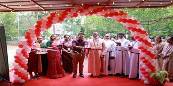 बहुउद्देश्यीय पोस्ट ऑफिस एक्सटेंशन काउंटर का उद्घाटन करते डाक विभाग के अधिकारी बहुउद्देश्यीय पोस्ट ऑफिस एक्सटेंशन काउंटर का उद्घाटन करते डाक विभाग के अधिकारी