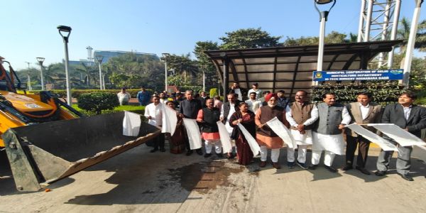 महापौर ने स्वच्छता सेवाओं को मजबूत करने के लिए 17 बैकहो लोडर और 2 सुपर सकर मशीनों को हरी झंडी दिखाकर किया रवाना