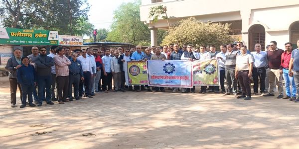 धमतरी : ट्रेड लाइसेंस अनिवार्यता के विरोध में धमतरी चेंबर आफ कामर्स का प्रदर्शन