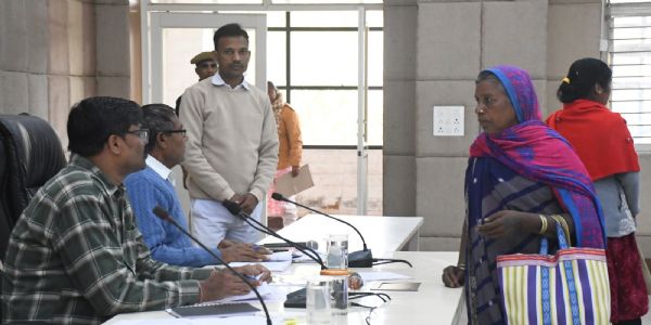 बलरामपुर : कलेक्टर कटारा ने साप्ताहिक जनदर्शन में सुनीं जनता की समस्याएं,  त्वरित निराकरण के निर्देश