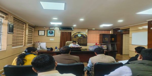 डीसी ने की पर्यटन विकास और जिला खेल कार्यालय के कार्यों की समीक्षा