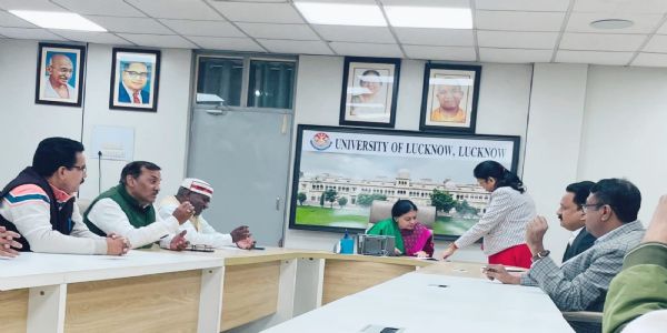 लखनऊ विश्वविद्यालय प्रशासन और कर्मचारी परिषद पदाधिकारियों की हुई वार्ता, कई मांगाें पर बनी सहमति