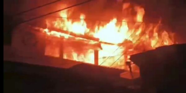 सरस्वती शिशु मंदिर और दीना लॉज में भीषण अग्निकांड, दमकल दल आग बुझाने में जुटा