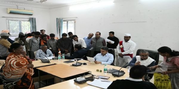 धारः कलेक्टर ने जनसुनवाई में समस्याओं को सुना और आवेदनों के निराकरण के लिए दिए निर्देश