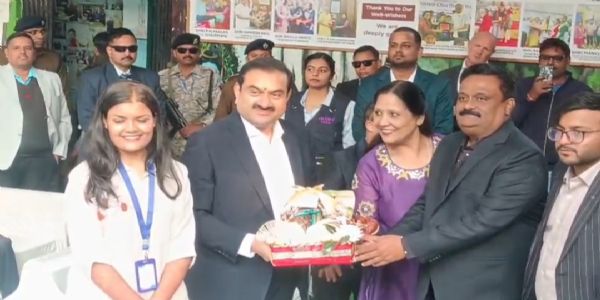 गौतम अडानी ने की स्कूल को तीन करोड़ देने की घोषणा
