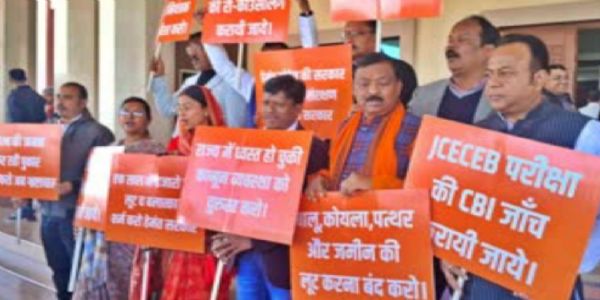 धान के एमएसपी को लेकर विपक्ष ने सरकार पर हमला बोला, विधानसभा परिसर में नारेबाजी