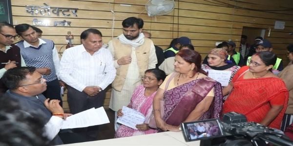 इंदौरः जनसुनवाई में कलेक्टर ने आवेदकों को दी तत्काल राहत, कई आवेदनों का तत्काल समाधान