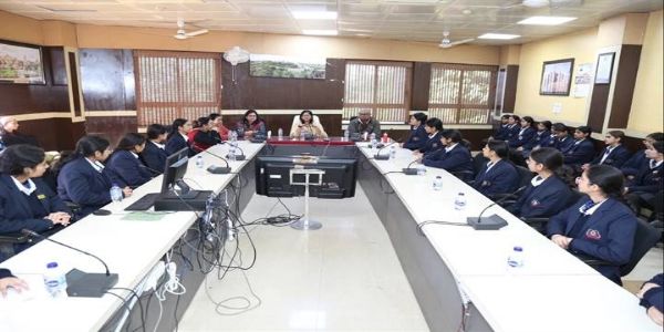 ग्वालियरः सिंधिया कन्या विद्यालय की छात्राओं ने कलेक्टर से भेंटकर समझी प्रशासन की बारिकियां