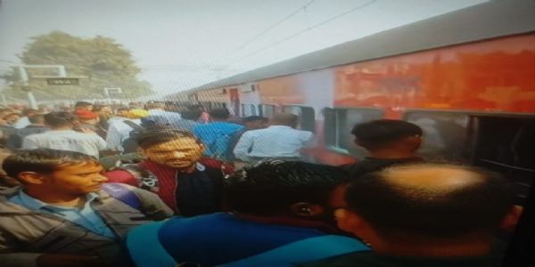 हावड़ा–मुंबई मेल की जनरल बोगी से उठा धुआं, यात्रियों में दहशत