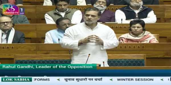 राहुल गांधी लोकसभा में बोलते हुए राहुल गांधी लोकसभा में बोलते हुए