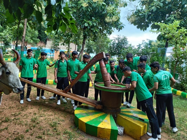 कोल्हू का लुफ्त उठाते छात्र कोल्हू का लुफ्त उठाते छात्र
