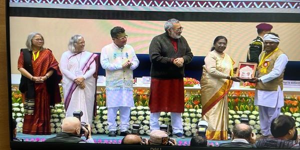 राष्ट्रपति द्रौपदी मुर्मू ने मप्र के भरेवा शिल्पकार बलदेव वाघमारे को किया सम्मानित राष्ट्रपति द्रौपदी मुर्मू ने मप्र के भरेवा शिल्पकार बलदेव वाघमारे को किया सम्मानित