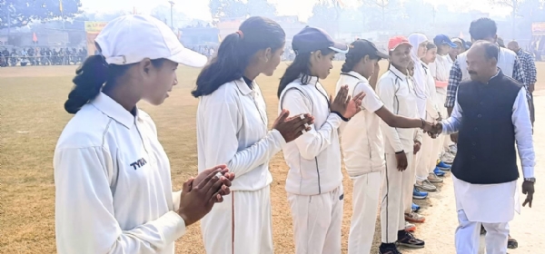 मैच के पूर्व खिलाड़ियो का परिचय प्राप्त करते अतिथि