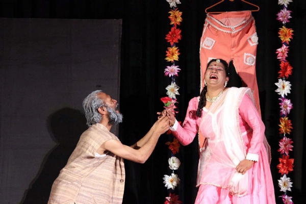 थियेटर फेस्टिवल का एक दृष्य।