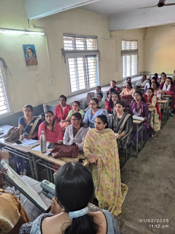 प्रेक्षक श्रीमती प्रेमलता यादव ने किया मतदान केन्द्रों का निरीक्षण
