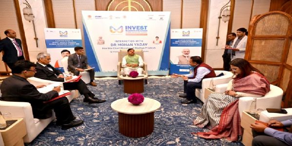 मुख्यमंत्री डॉ. मोहन यादव ने दिल्ली में इन्वेस्ट एमपी कर्टेन रेजर कार्यक्रम में प्रदेश में निवेश संभावनाओं पर निवेशकों से वन-टू-वन चर्चा की।