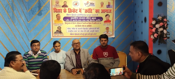मीडिया को संबोधित बीसीए के पदाधिकारी
