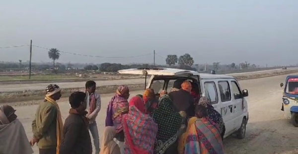 घायल को अस्पताल ले जाते लोग