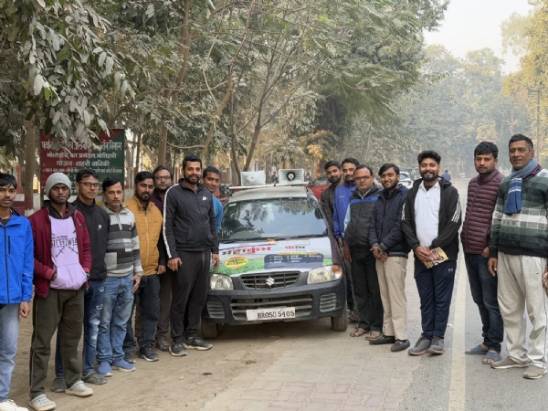खेलो मोतिहारी प्रचार रथ को रवाना करते संयोजक व अन्य