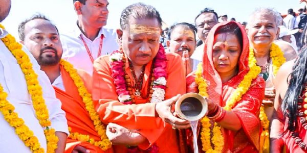 छत्तीसगढ़ के राज्यपाल और सीएम ने अपनी कैबिनेट संग त्रिवेणी संगम में किया पावन स्नान