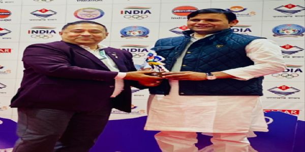 हरियाणा के खेल मंत्री सम्मान प्राप्त करते हुए