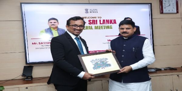 नई दिल्लीः केंद्रीय कोयला और खान राज्य मंत्री सतीश चंद्र दुबे शनिवार को शास्त्री भवन में श्रीलंका सरकार के उद्योग और उद्यमिता विकास मंत्री सुनील हंडुनेट्टी के साथ बैठक के बाद एमओयू के दस्तावेजों के साथ