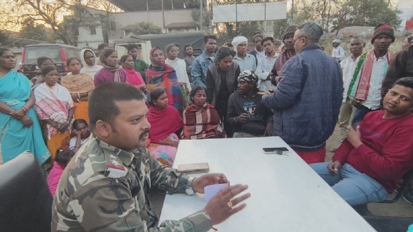 परिजनों से बात करती पुलिस