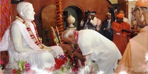प्रधानमंत्री नरेन्द्र मोदी स्वामी रामकृष्ण परमहंस को नमन करते हुए (फाइल फोटो)