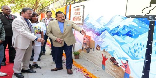 केन्द्रीय  राज्य मंत्री (स्वतंत्र प्रभार) विज्ञान और प्रौद्योगिकी; पृथ्वी विज्ञान मंत्री, डॉ. जितेंद्र सिंह ने मंगलवार को  मौसम भवन में भारत के पहले ओपन एयर आर्ट वॉल म्यूजियम का उद्घाटन करते हुे