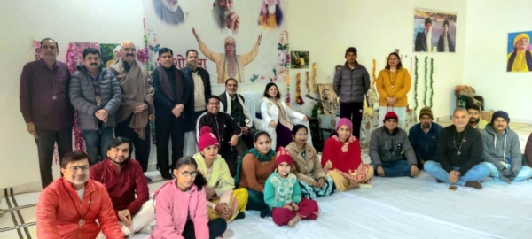 कौशिक नगर स्थित साधना केंद्र में ध्यान कार्यक्रम में भाग लेते साधक।