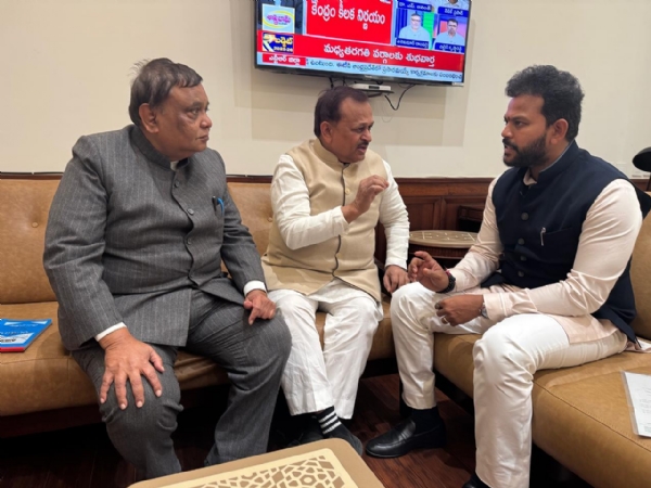 नागरिक उड्डयन मंत्री से मिले सांसद रमेश अवस्थी, कानपुर से नई उड़ानों की मांग
