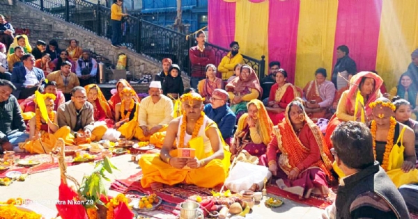 श्रीराम सेवक सभा परिसर में सामूहिक उपनयन संस्कार में शामिल बटुक एवं उनके परिजन।