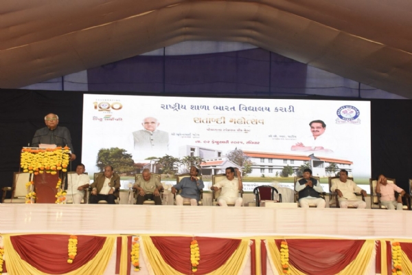 मुख्यमंत्री भूपेंद्र पटेल रविवार को अपने नवसारी दौरे के दौरान जलालपुर तहसील के कराड़ी गांव की राष्ट्रीय शाला के शताब्दी महोत्सव में विशेष रूप से शामिल हुए