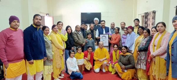 कार्यक्रम में उपस्थित व्यापार मंडल के प्रांतीय अध्यक्ष  बजरंग गर्ग, अन्य अतिथि व संस्था के बच्चे।